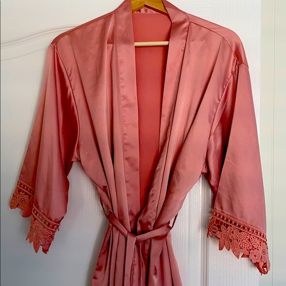 Robe - Picture 2 of 4